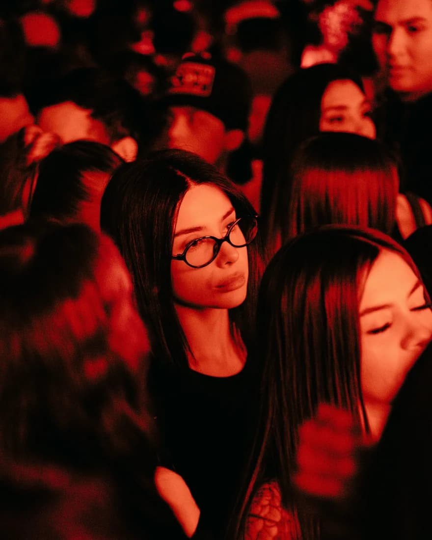 La pista llena bañada en el rojo del club