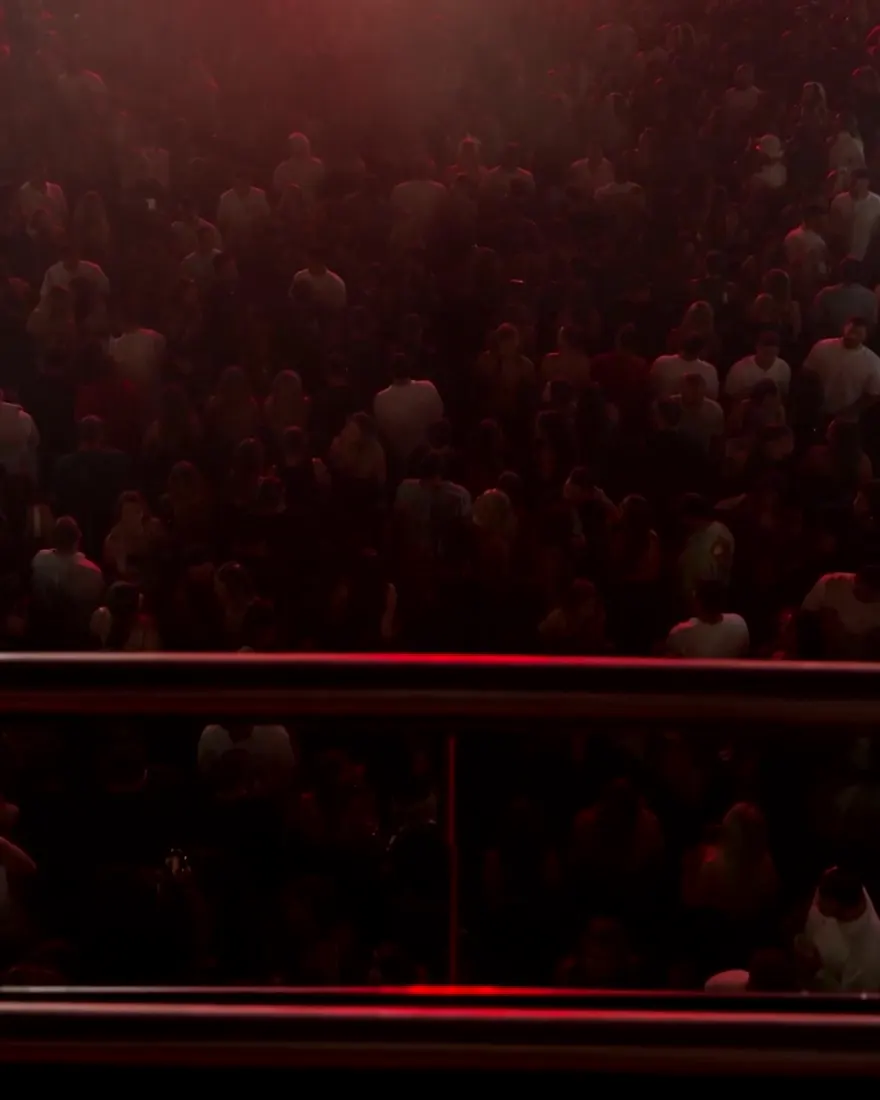 La sala llena vista desde el palco