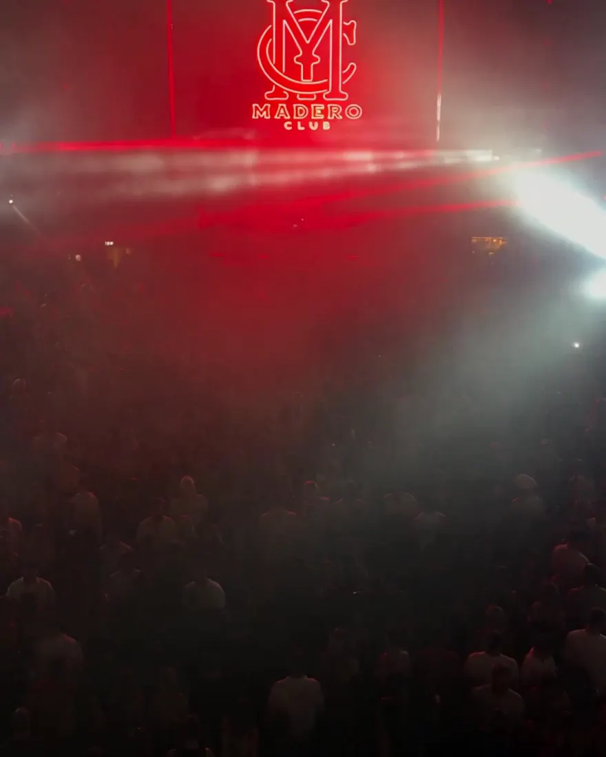 Los láseres cruzando la sala