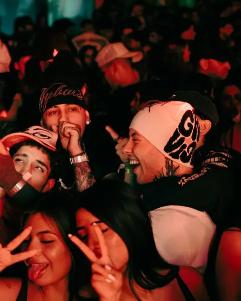 Grupo de amigos celebrando y riendo en la fiesta